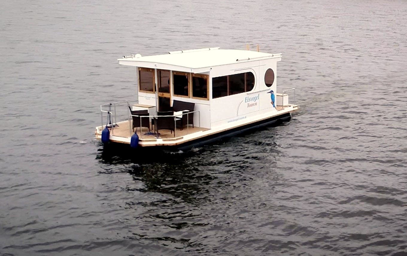 Eisvogel-Hausboot mit gemütlicher Ausstattung im Ruppiner Seenland